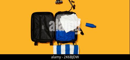 Flat Lay Shot Von Offenen Koffer Mit Urlaub Accessoires Auf Gelbem Hintergrund Verpackt Stockfoto