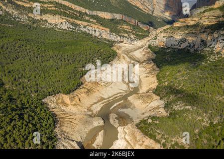 Canelles-Stausee während der Dürre von 2022 vor der Montsec-Bergkette und der Mont-rebei-Schlucht fast leer (La Noguera, Lleida, Katalonien, Spanien) Stockfoto