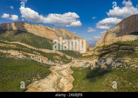 Canelles-Stausee während der Dürre von 2022 vor der Montsec-Bergkette und der Mont-rebei-Schlucht fast leer (La Noguera, Lleida, Katalonien, Spanien) Stockfoto