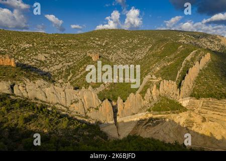 Die Klippen der 'Muralla de Finestras' (die Mauer von Finestras) mit dem Canelles-Stausee sind während der Dürre von 2022 fast trocken. Ribagorza, Huesca, Spanien Stockfoto