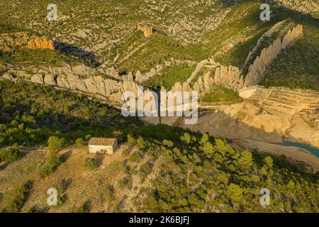 Die Klippen der 'Muralla de Finestras' (die Mauer von Finestras) mit dem Canelles-Stausee sind während der Dürre von 2022 fast trocken. Ribagorza, Huesca, Spanien Stockfoto