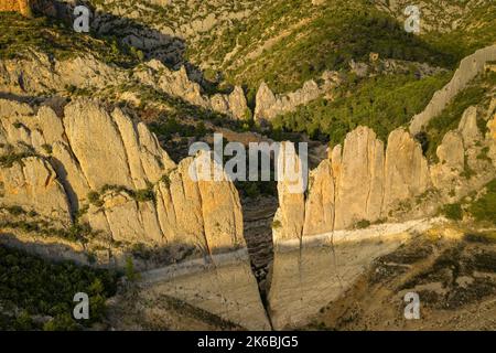 Die Klippen der 'Muralla de Finestras' (die Mauer von Finestras) mit dem Canelles-Stausee sind während der Dürre von 2022 fast trocken. Ribagorza, Huesca, Spanien Stockfoto