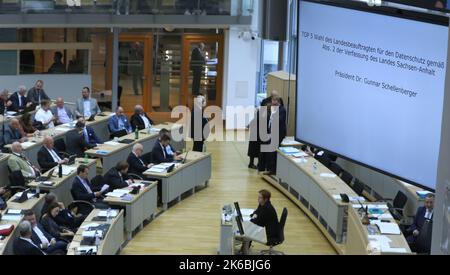 Magdeburg, Deutschland. 13. Oktober 2022. Blick auf die Plenarkammer während der Auszählung einer Wahl zum Landesbeauftragten für Datenschutz. Der landtag Sachsen-Anhalts hat es erneut versäumt, einen landesbeauftragten für Datenschutz zu wählen. Keiner der sechs Kandidaten erhielt eine erforderliche Mehrheit. Quelle: Ronny Hartmann/dpa/Alamy Live News Stockfoto