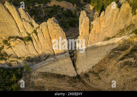 Die Klippen der 'Muralla de Finestras' (die Mauer von Finestras) mit dem Canelles-Stausee sind während der Dürre von 2022 fast trocken. Ribagorza, Huesca, Spanien Stockfoto
