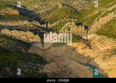 Die Klippen der 'Muralla de Finestras' (die Mauer von Finestras) mit dem Canelles-Stausee sind während der Dürre von 2022 fast trocken. Ribagorza, Huesca, Spanien Stockfoto