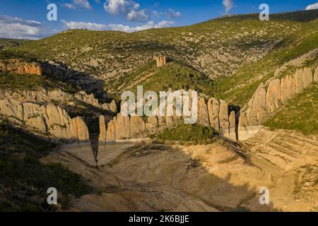Die Klippen der 'Muralla de Finestras' (die Mauer von Finestras) mit dem Canelles-Stausee sind während der Dürre von 2022 fast trocken. Ribagorza, Huesca, Spanien Stockfoto
