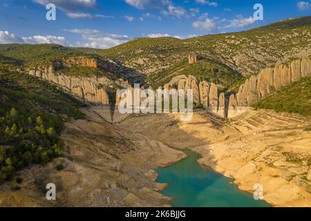 Die Klippen der 'Muralla de Finestras' (die Mauer von Finestras) mit dem Canelles-Stausee sind während der Dürre von 2022 fast trocken. Ribagorza, Huesca, Spanien Stockfoto