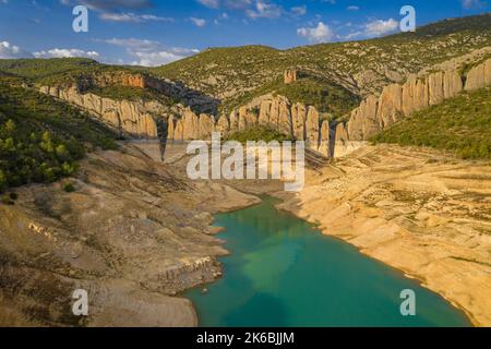 Die Klippen der 'Muralla de Finestras' (die Mauer von Finestras) mit dem Canelles-Stausee sind während der Dürre von 2022 fast trocken. Ribagorza, Huesca, Spanien Stockfoto