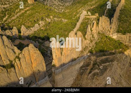 Die Klippen der 'Muralla de Finestras' (die Mauer von Finestras) mit dem Canelles-Stausee sind während der Dürre von 2022 fast trocken. Ribagorza, Huesca, Spanien Stockfoto