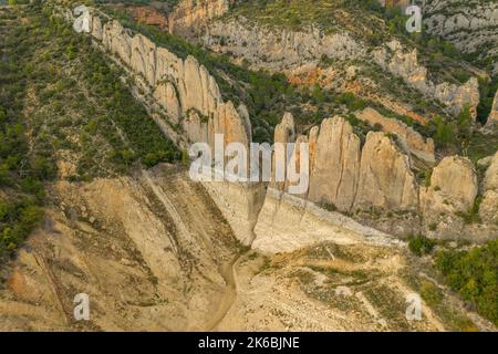 Die Klippen der 'Muralla de Finestras' (die Mauer von Finestras) mit dem Canelles-Stausee sind während der Dürre von 2022 fast trocken. Ribagorza, Huesca, Spanien Stockfoto