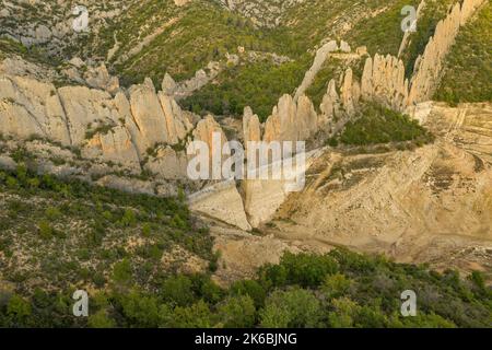 Die Klippen der 'Muralla de Finestras' (die Mauer von Finestras) mit dem Canelles-Stausee sind während der Dürre von 2022 fast trocken. Ribagorza, Huesca, Spanien Stockfoto