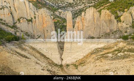 Die Klippen der 'Muralla de Finestras' (die Mauer von Finestras) mit dem Canelles-Stausee sind während der Dürre von 2022 fast trocken. Ribagorza, Huesca, Spanien Stockfoto