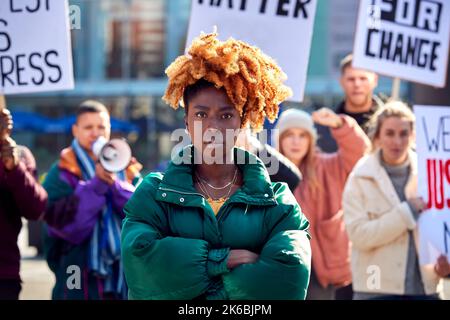 Demonstranten Mit Plakaten Zur Demonstration Von Black Lives Matter Marschieren Gegen Rassismus Stockfoto
