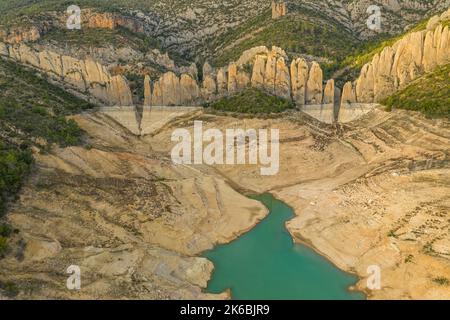 Die Klippen der 'Muralla de Finestras' (die Mauer von Finestras) mit dem Canelles-Stausee sind während der Dürre von 2022 fast trocken. Ribagorza, Huesca, Spanien Stockfoto