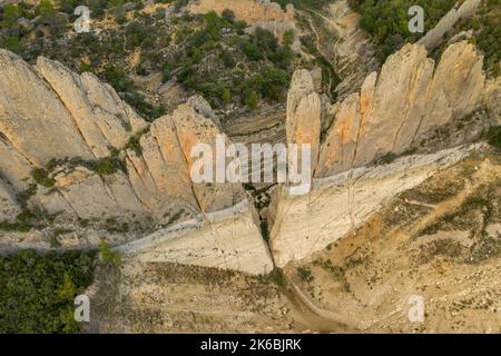 Die Klippen der 'Muralla de Finestras' (die Mauer von Finestras) mit dem Canelles-Stausee sind während der Dürre von 2022 fast trocken. Ribagorza, Huesca, Spanien Stockfoto