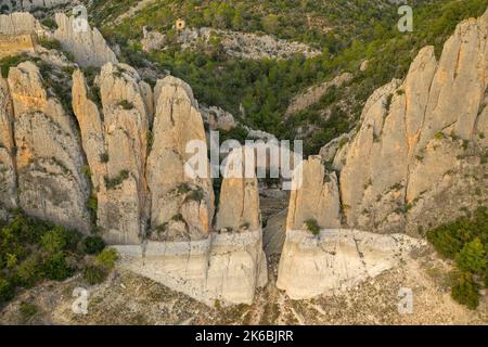 Die Klippen der 'Muralla de Finestras' (die Mauer von Finestras) mit dem Canelles-Stausee sind während der Dürre von 2022 fast trocken. Ribagorza, Huesca, Spanien Stockfoto