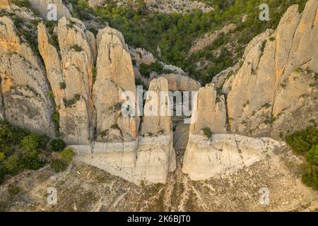 Die Klippen der 'Muralla de Finestras' (die Mauer von Finestras) mit dem Canelles-Stausee sind während der Dürre von 2022 fast trocken. Ribagorza, Huesca, Spanien Stockfoto