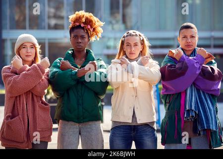 Portrait Von Weiblichen Protestierenden Mit Gekreuzten Armen Am Demonstrationsmarsch Stockfoto