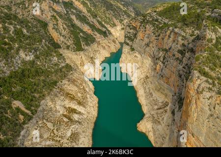 Luftaufnahme des fast trockenen Canelles-Stausees während der Dürre von 2022 (Ribagorza, Huesca, Aragon, Spanien, Pyrenäen) Stockfoto