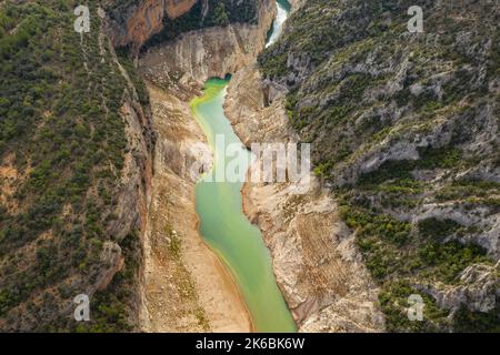 Luftaufnahme des fast trockenen Canelles-Stausees während der Dürre von 2022 (Ribagorza, Huesca, Aragon, Spanien, Pyrenäen) Stockfoto