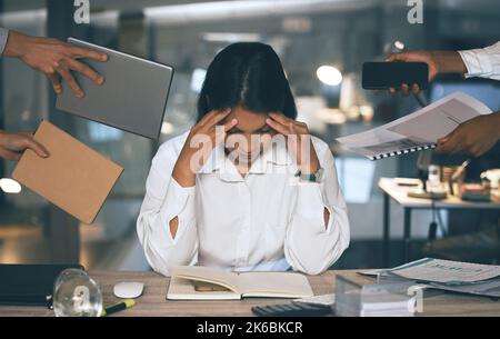 Vielleicht ist das alles nur ein Traum. Eine junge Geschäftsfrau, die unter Kopfschmerzen in einem anspruchsvollen Arbeitsumfeld leidet. Stockfoto