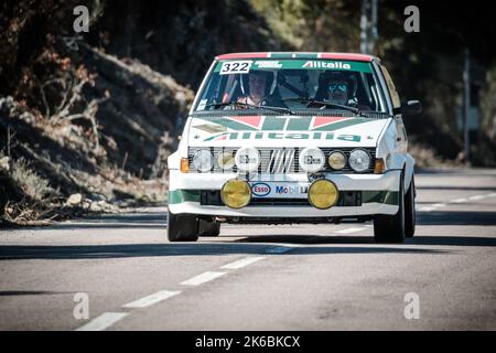 Novella, Korsika, Frankreich - 7.. Oktober 2022: Laurent Toussaint und Patrick Pelletier treten 2022 in ihrem Fiat Ritmo bei der Tour de Corse Historique an. Stockfoto