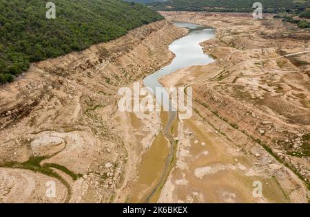 Luftaufnahme des fast trockenen Rialb-Stausees während der Dürre von 2022 (La Noguera, Lleida, Katalonien, Spanien) ESP: Vista aérea del embalse de Rialb Stockfoto