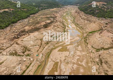 Luftaufnahme des fast trockenen Rialb-Stausees während der Dürre von 2022 (La Noguera, Lleida, Katalonien, Spanien) ESP: Vista aérea del embalse de Rialb Stockfoto