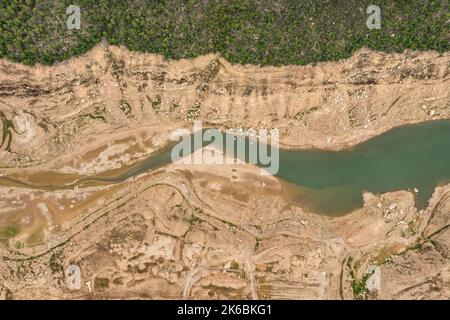 Luftaufnahme des fast trockenen Rialb-Stausees während der Dürre von 2022 (La Noguera, Lleida, Katalonien, Spanien) ESP: Vista aérea del embalse de Rialb Stockfoto