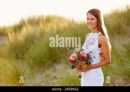 Schöne Braut Tragen Kleid Feiern Strand Hochzeit In Dunes Stockfoto