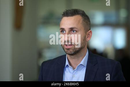 Magdeburg, Deutschland. 13. Oktober 2022. Ulrich Siegmund, Mitfraktionsvorsitzende der AfD im landtag, gibt ein Interview. Der landtag Sachsen-Anhalts hat es erneut versäumt, einen landesbeauftragten für Datenschutz zu wählen. Keiner der sechs Kandidaten erhielt eine erforderliche Mehrheit. Quelle: Ronny Hartmann/dpa/Alamy Live News Stockfoto