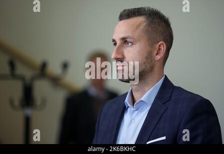 Magdeburg, Deutschland. 13. Oktober 2022. Ulrich Siegmund, Mitfraktionsvorsitzende der AfD im landtag, gibt ein Interview. Der landtag Sachsen-Anhalts hat es erneut versäumt, einen landesbeauftragten für Datenschutz zu wählen. Keiner der sechs Kandidaten erhielt eine erforderliche Mehrheit. Quelle: Ronny Hartmann/dpa/Alamy Live News Stockfoto