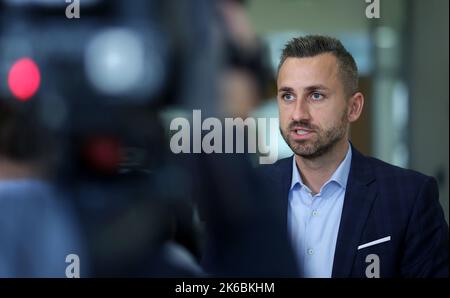 Magdeburg, Deutschland. 13. Oktober 2022. Ulrich Siegmund, Mitfraktionsvorsitzende der AfD im landtag, gibt ein Interview. Der landtag Sachsen-Anhalts hat es erneut versäumt, einen landesbeauftragten für Datenschutz zu wählen. Keiner der sechs Kandidaten erhielt eine erforderliche Mehrheit. Quelle: Ronny Hartmann/dpa/Alamy Live News Stockfoto