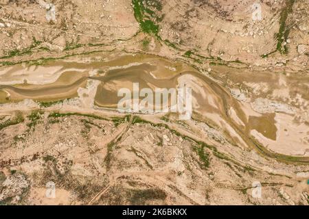 Luftaufnahme des fast trockenen Rialb-Stausees während der Dürre von 2022 (La Noguera, Lleida, Katalonien, Spanien) ESP: Vista aérea del embalse de Rialb Stockfoto