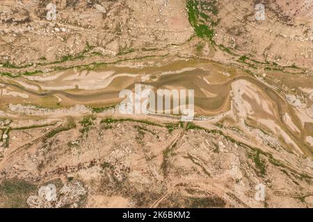 Luftaufnahme des fast trockenen Rialb-Stausees während der Dürre von 2022 (La Noguera, Lleida, Katalonien, Spanien) ESP: Vista aérea del embalse de Rialb Stockfoto