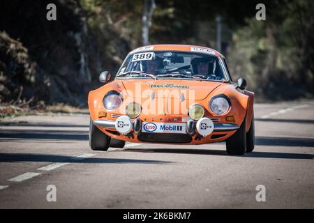 Novella, Korsika, Frankreich - 7.. Oktober 2022: Benoit Vergnet und Xavier Nasica treten bei der Tour de Corse Historique 2022 in ihrer Alpine A110 an. Stockfoto