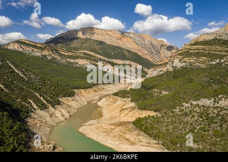 Canelles-Stausee während der Dürre von 2022 vor der Montsec-Bergkette und der Mont-rebei-Schlucht fast leer (La Noguera, Lleida, Katalonien, Spanien) Stockfoto