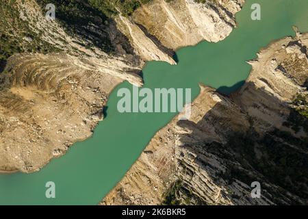 Canelles-Stausee während der Dürre von 2022 vor der Montsec-Bergkette und der Mont-rebei-Schlucht fast leer (La Noguera, Lleida, Katalonien, Spanien) Stockfoto