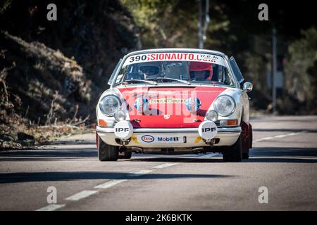 Novella, Korsika, Frankreich - 7.. Oktober 2022: Lionel Garnier und Bertrand Triffault treten mit ihrem Porsche 912 bei der Tour de Corse Historique 2022 an. Stockfoto