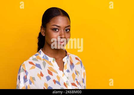 Portrait von attraktiven Inhalten qualifizierte erfahrene wellig-haarige Mädchen Agent Experte kopieren Raum über hellen gelben Hintergrund isoliert Stockfoto