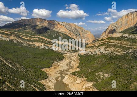 Canelles-Stausee während der Dürre von 2022 vor der Montsec-Bergkette und der Mont-rebei-Schlucht fast leer (La Noguera, Lleida, Katalonien, Spanien) Stockfoto