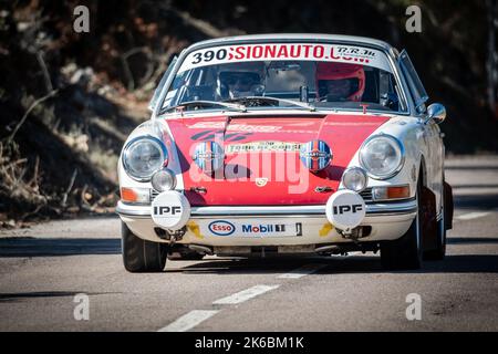 Novella, Korsika, Frankreich - 7.. Oktober 2022: Lionel Garnier und Bertrand Triffault treten mit ihrem Porsche 912 bei der Tour de Corse Historique 2022 an. Stockfoto