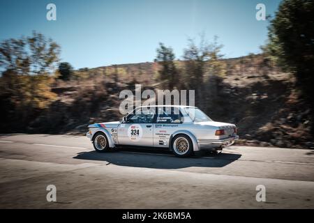 Novella, Korsika, Frankreich - 7.. Oktober 2022: Arnaud Labessouille und Hadrien Folliot treten mit ihrem BMW 323i bei der Tour de Corse Historique 2022 an. Stockfoto