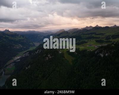 Schweizer Bergdorf Stoos bei Sonnenuntergang Drohnenübersicht im Kanton Schwyz. Wanderdorf in der Nähe von Fronalpstock Ridge Wanderung. Resort und Wandern Stockfoto