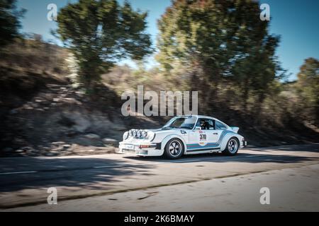 Novella, Korsika, Frankreich - 7.. Oktober 2022: Pierre Feligioni und Olivier Feligioni treten in ihrem Porsche 911 SC bei der Tour de Corse Historiq 2022 an Stockfoto