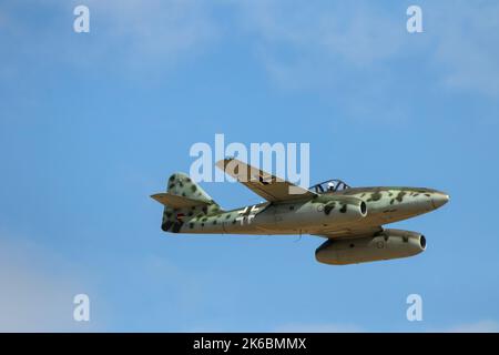 Das deutsche Kampfflugzeug Messerschmitt ME 262 Schwalbe, das weltweit erste einsatzfähige Jet-Kampfflugzeug des Zweiten Weltkriegs, Airshow Cheb 2022 Stockfoto