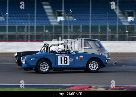 Head Light Unit, die kurz vor der Rennstrecke steht, Trimmring fliegt auf und ab, Tim Cairns, Turner Mk2, Adams & Page Swinging Sixties Group 1, aufgeteilt in sechs cla Stockfoto