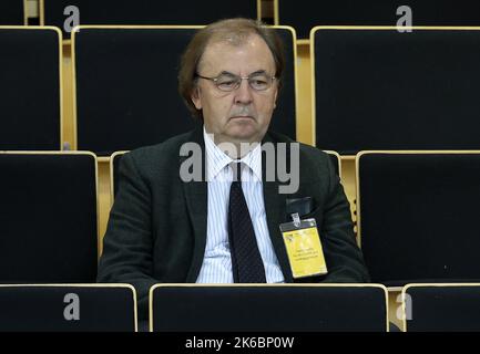 Magdeburg, Deutschland. 13. Oktober 2022. Harald von Bose, bis 2020 Landesbeauftragter für Datenschutz, folgt auf die Wahl des Landesbeauftragten für Datenschutz von der Tribüne. Der landtag Sachsen-Anhalts hat es erneut versäumt, einen landesbeauftragten für Datenschutz zu wählen. Keiner der sechs Kandidaten erhielt eine erforderliche Mehrheit. Quelle: Ronny Hartmann/dpa/Alamy Live News Stockfoto