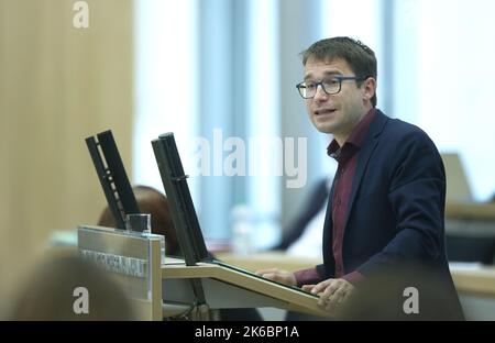 Magdeburg, Deutschland. 13. Oktober 2022. Sebastian Striegel, Parlamentarischer Direktor der Fraktion Bündnis 90/Grüne im landtag Sachsen-Anhalt, spricht im Plenarsaal. Der landtag Sachsen-Anhalts hat es erneut versäumt, einen landesbeauftragten für Datenschutz zu wählen. Keiner der sechs Kandidaten erhielt eine erforderliche Mehrheit. Quelle: Ronny Hartmann/dpa/Alamy Live News Stockfoto