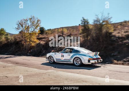 Novella, Korsika, Frankreich - 7.. Oktober 2022: Pierre Feligioni und Olivier Feligioni treten in ihrem Porsche 911 SC bei der Tour de Corse Historiq 2022 an Stockfoto